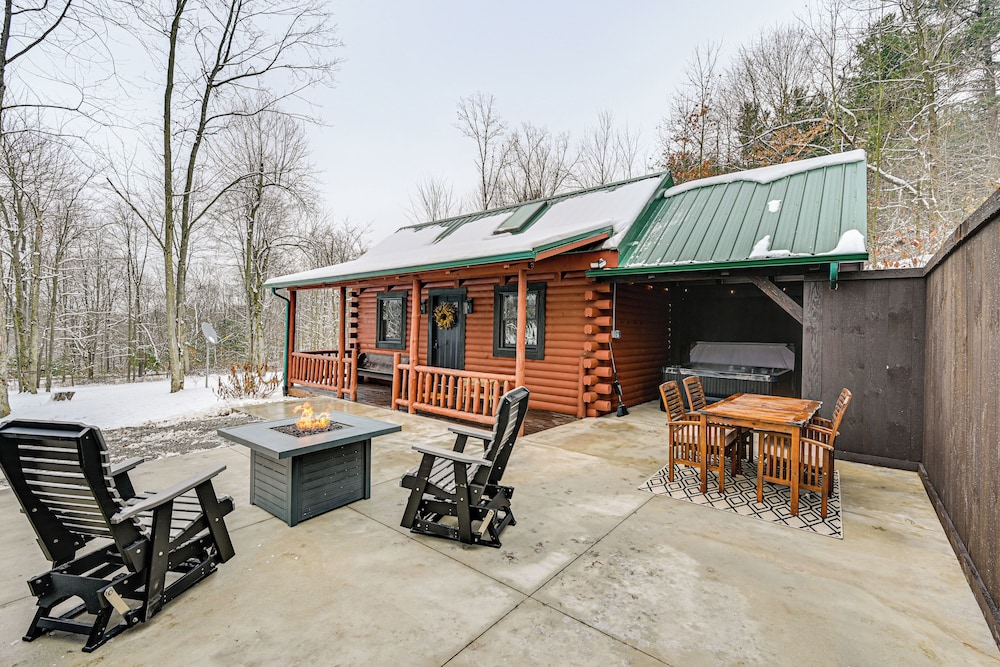 Peaceful Cabin w/ Hot Tub in Dundee: Dogs Welcome