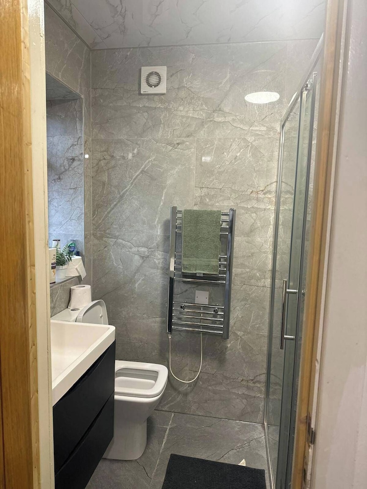 Cosy Central Home - Sleeps 5, Free Parking & Patio