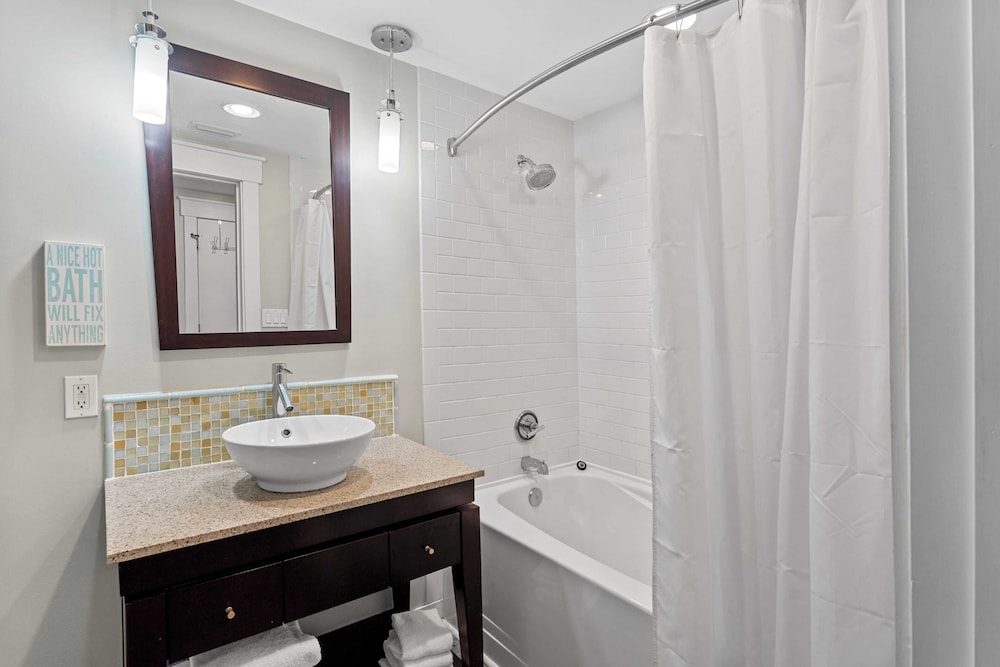 Serene Studio at Sandestin Pool, Hot Tub, Beach Shuttle, Walk to Baytowne