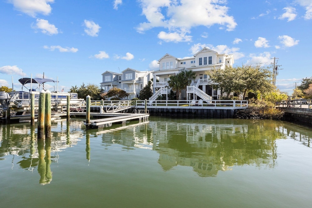 Bridgeview On Broad 1 Bedroom Home by RedAwning