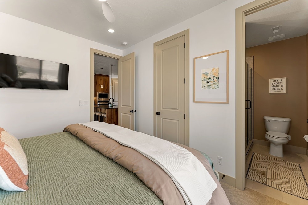 Country Is Cool Again 5 Bedroom Townhouse