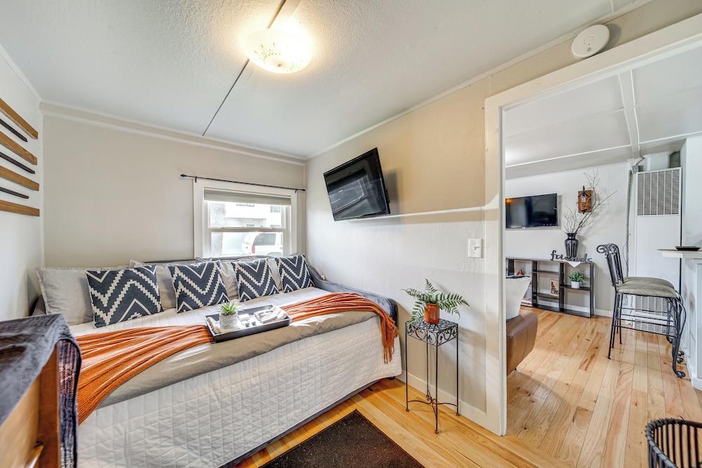 1 Mi to Camels Back Park: Boise Studio w/ Patio!