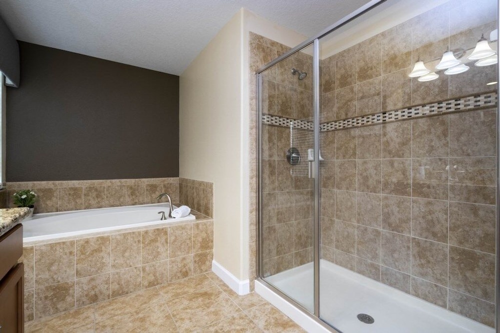 Family Pool Home Near Disney!! Modern Decor, Bbq ,resort W/ Tons Of Amenities! 6 Bedroom Home