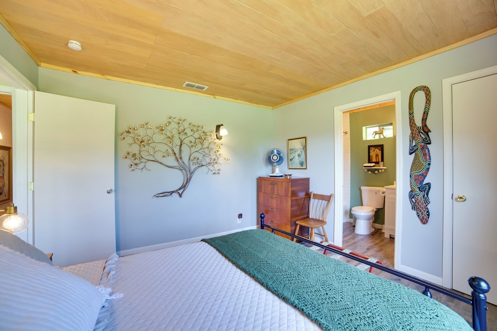 Secluded Getaway on ~10 Acres in The Piney Woods!