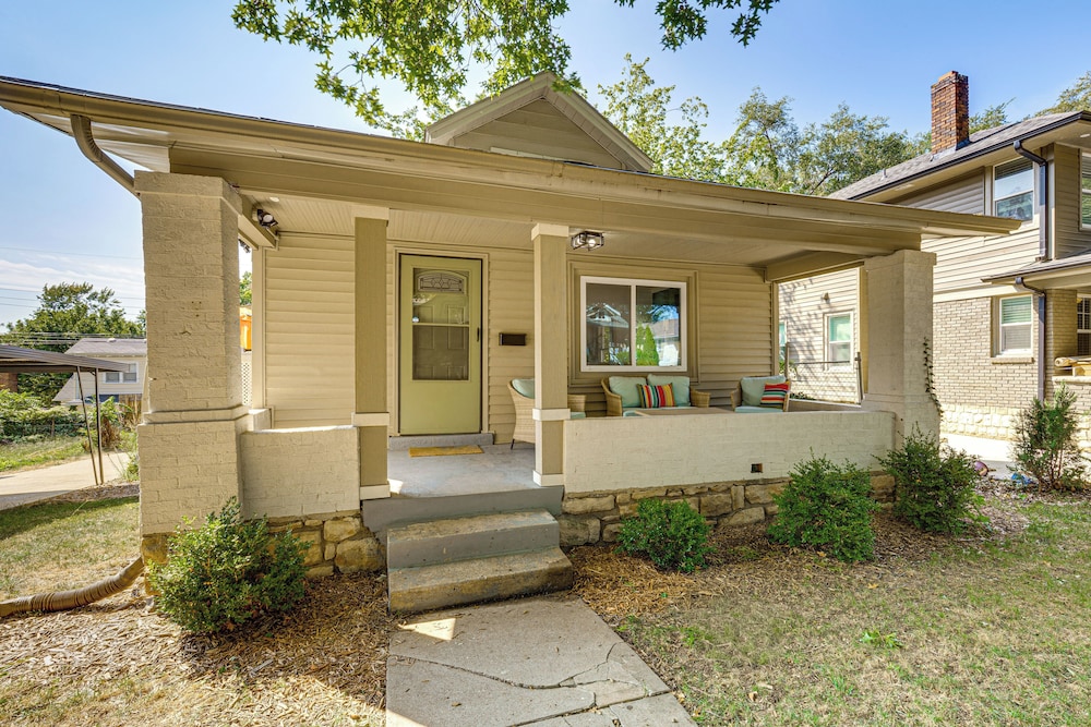 6 Mi to Arrowhead Stadium: Charming Home w/ Porch!