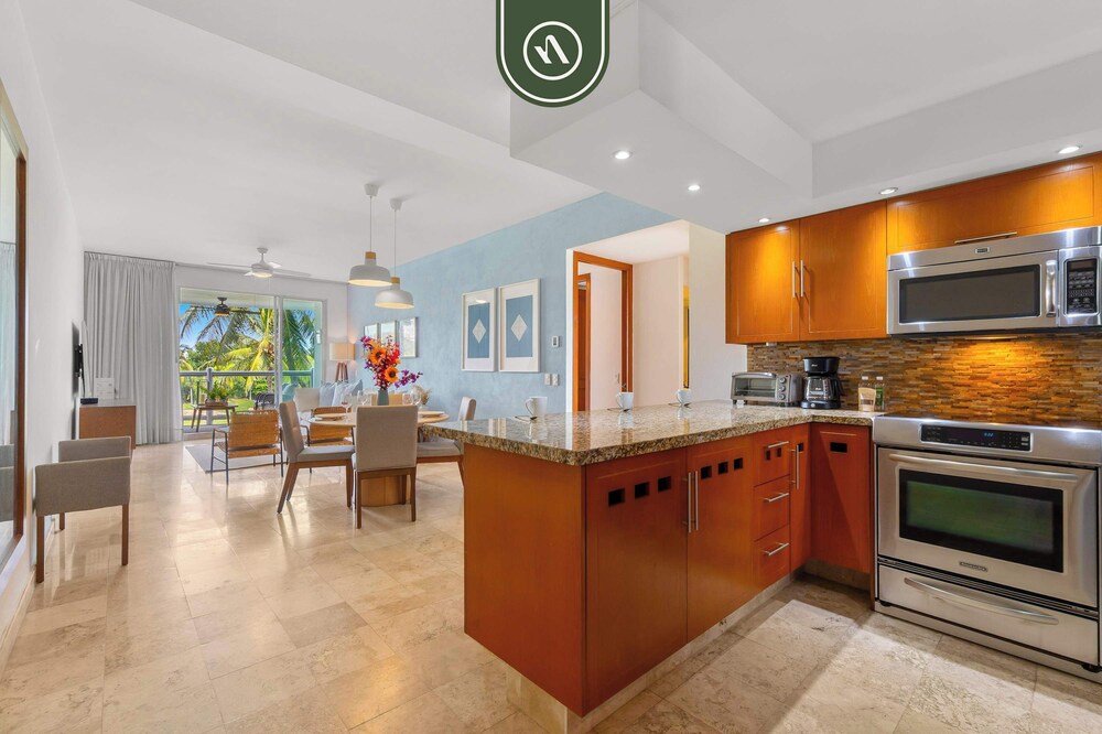 Stylish 2 BR Condo - Pools - Golf - Membership