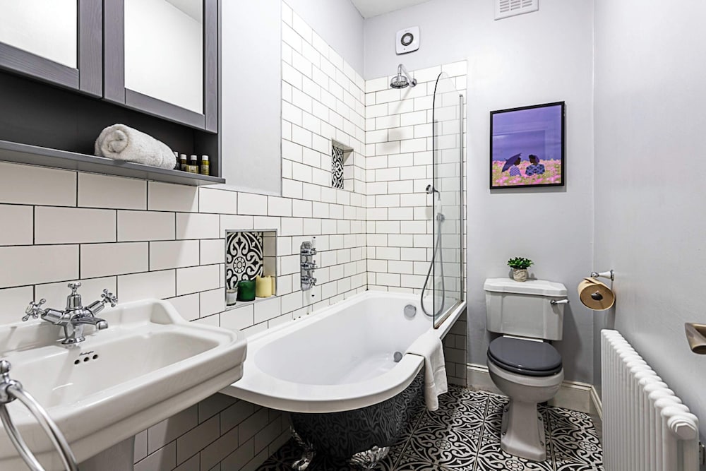 Modern and Spacious Colliers Wood Home