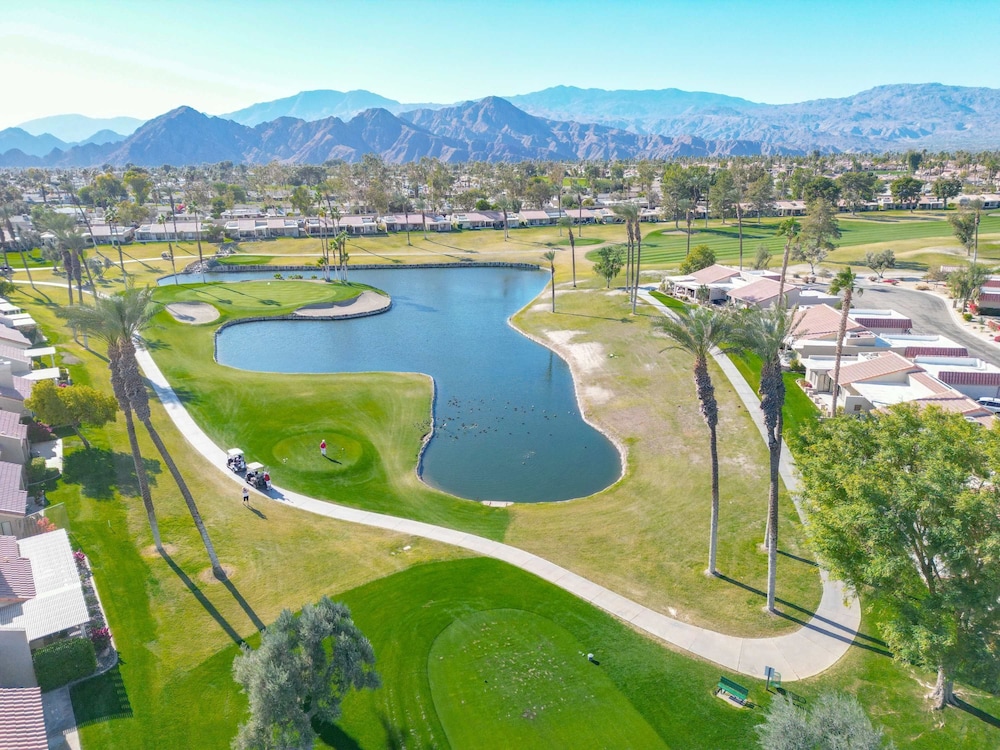 Charming Condo With Golf Course View