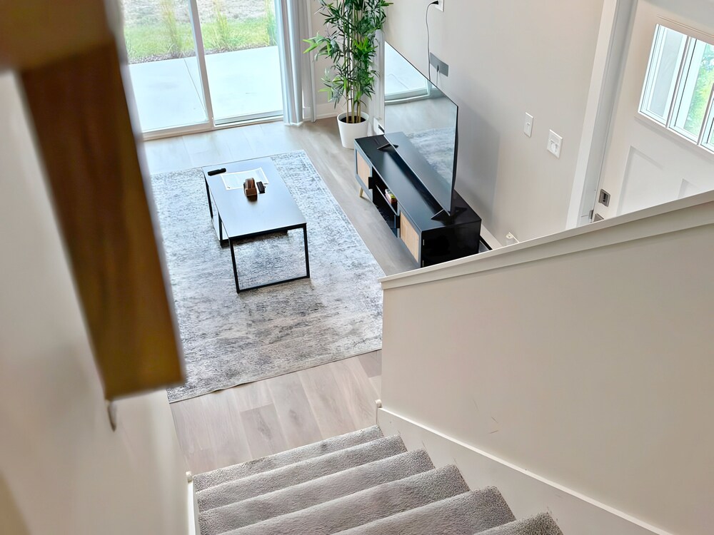 Modern 4BR with Parking - WV rep 4