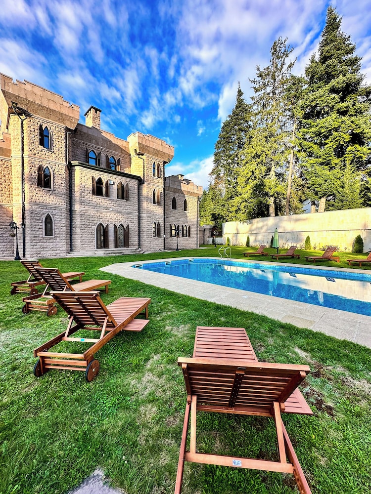The Castle - Your unique way of retreat