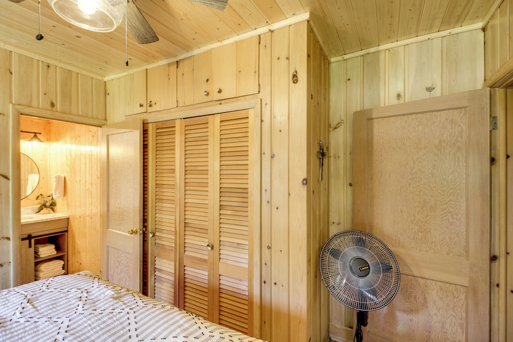 Hackensack Waterfront Retreat on Tenmile Lake