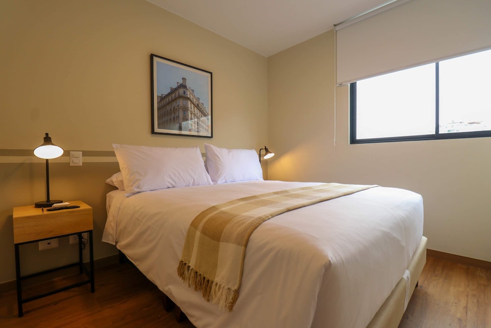 w Glorious 2BR w Perfect Balcony Near Kennedy Park