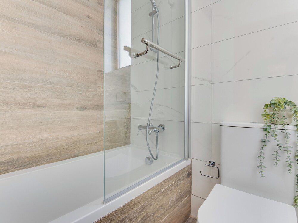 Sanders Palama - Nice 2-bdr. Apt. With Balcony