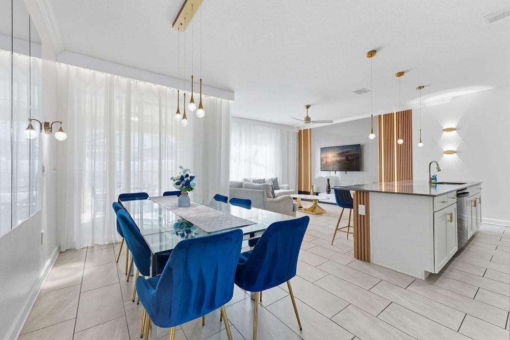 Chic & Fun Family Stay 10 Mins to Disney