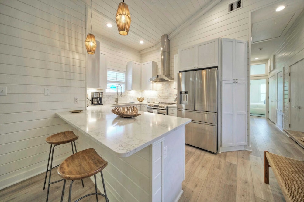 Sleeps 18 2 Beach Homes w/ 2 Pools, Playground, Covered Patios Pirates Bay