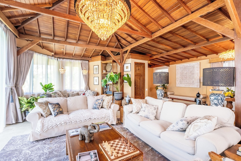 Luxurious Arakana Villa with Pool