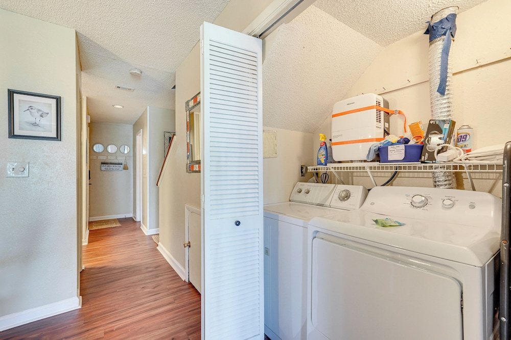 Breezy PCB Retreat w/ Balcony - Walk to Beach!