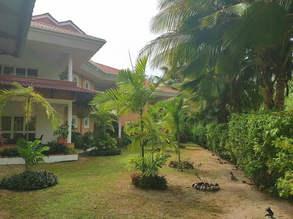 Praslin Paradise