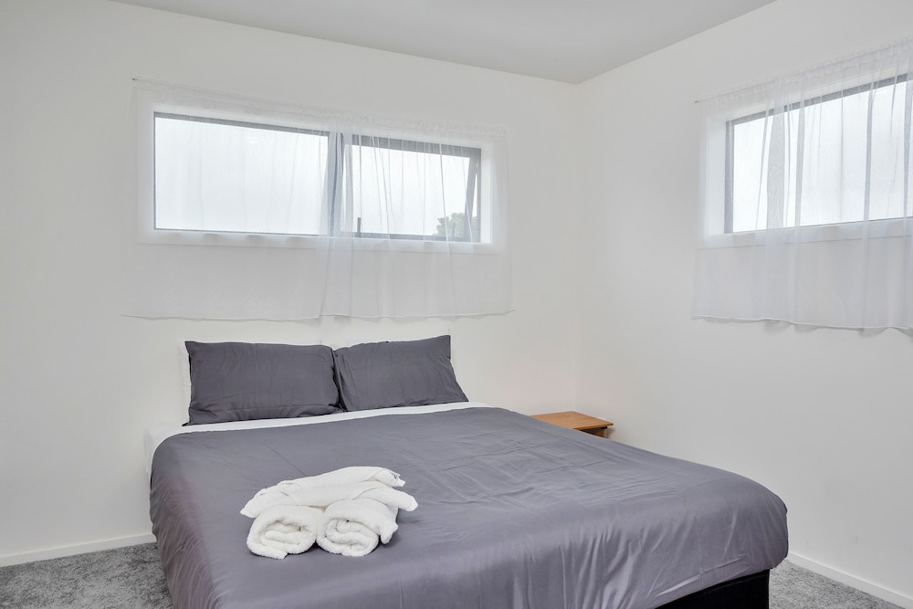 Superb Holiday Home near Airport view 2
