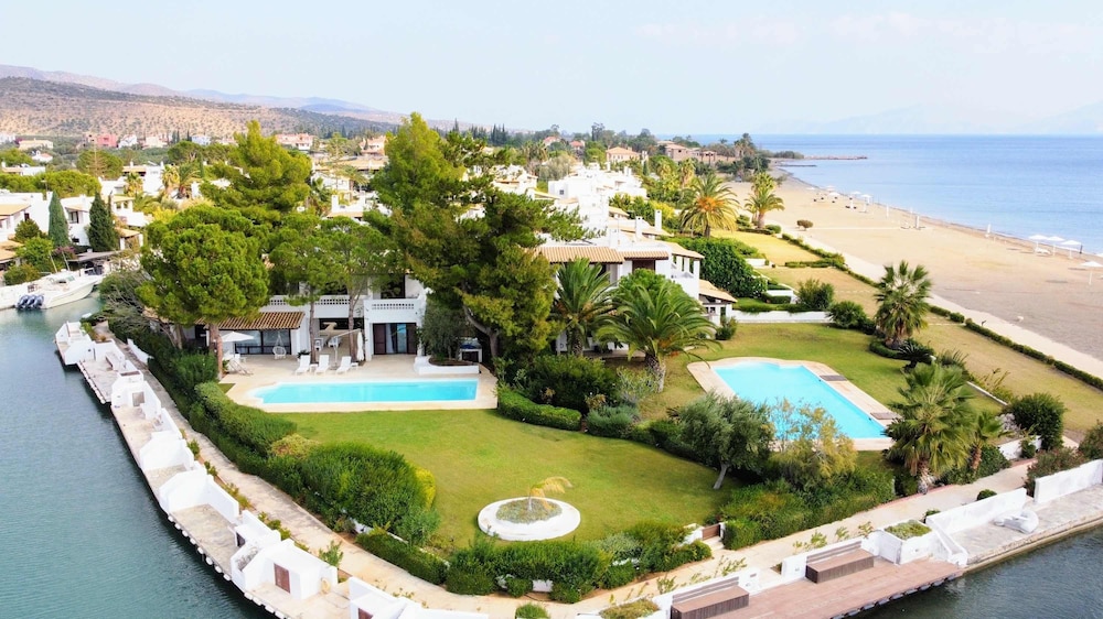 Perfect Seaside Villa Large Pool Boat Dock