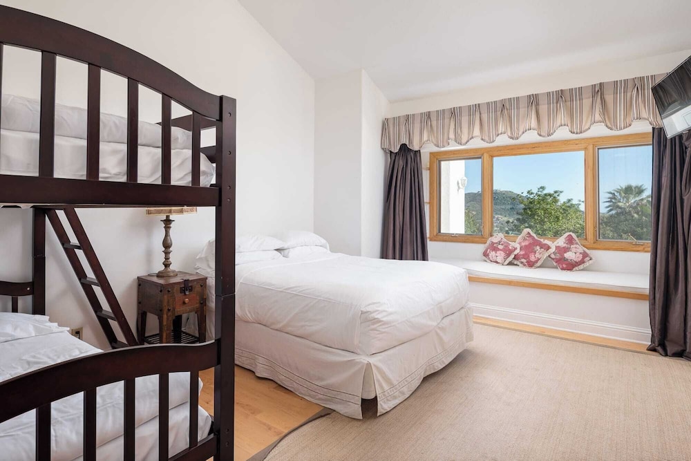 Two Estates w/ Pools, Hot Tubs, Game Rooms, Valley Views & Tennis Court Near Beaches & Wineries