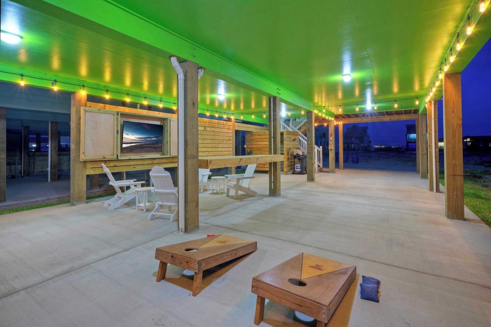 Sleeps 21, 2 Homes Private Pool, Patio Lounge w/ Fire Pit, Bar, TV, & Games