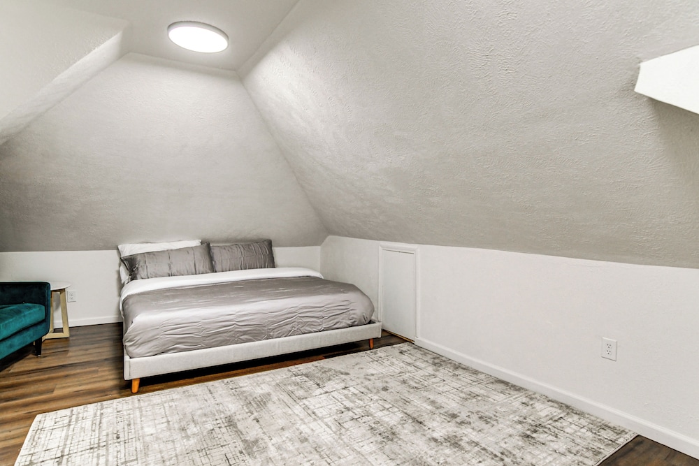 Walkable Location: Welcoming Unit in Omaha