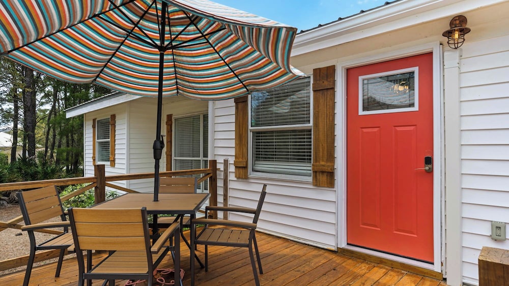 2BR Home, Private Heated Pool, 4 Bikes, Beach Access