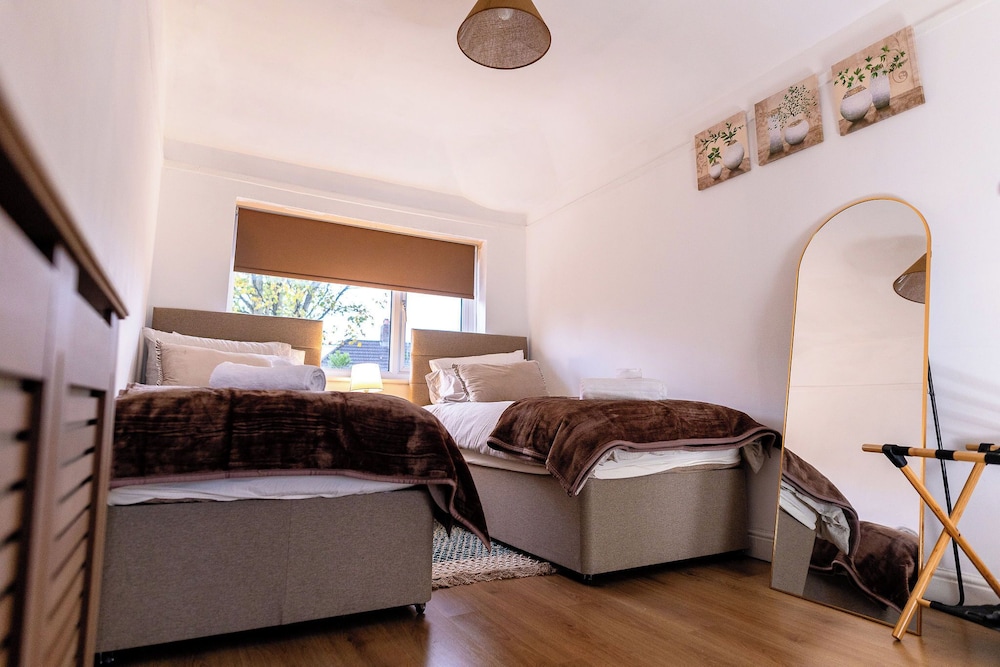 Beautiful Wythenshawe Home Near Airport With Garden & Parking Sleeps 5