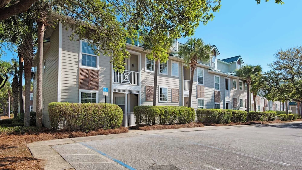 3br/2ba, Sleeps 6, BBQ Grill, Pool, Beach Access + Free Attraction Tickets!