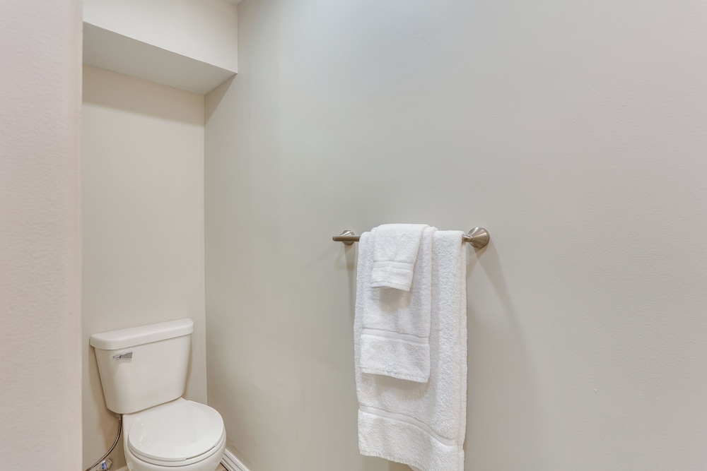 Half-mi to Oakland City Golf Club: Sleek Apartment