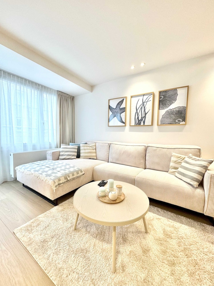 Spacious Bright Apartment Steps From the Beach i