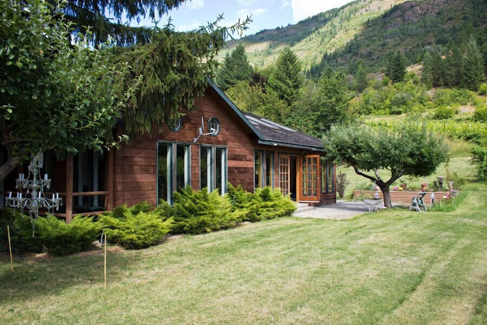 Columbia Gardens Winery and Grape Escape Guesthouse
