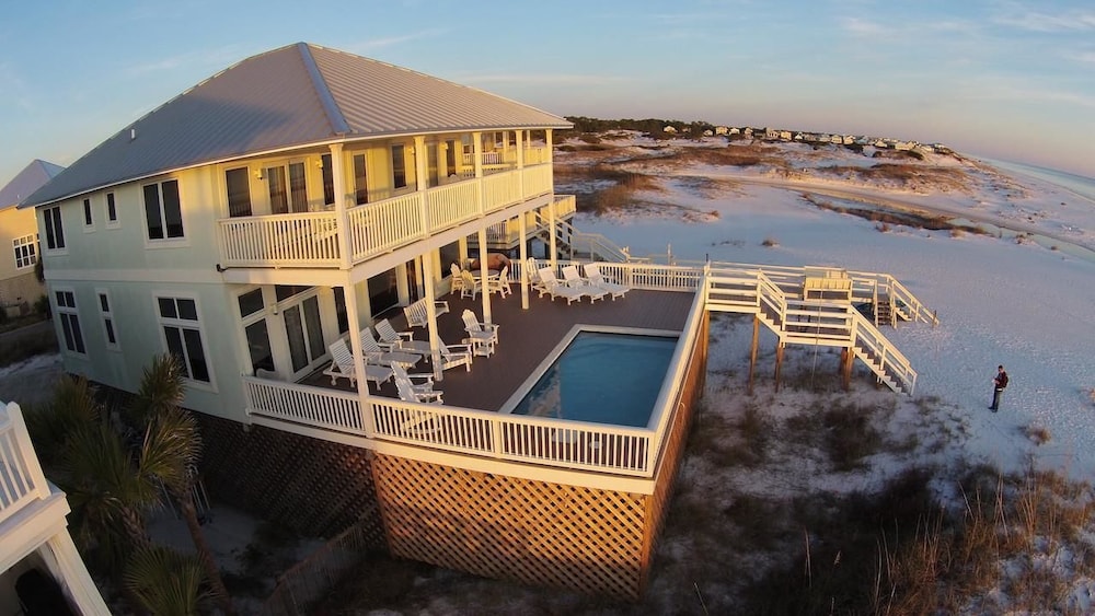 Storks Nest 6 Bedroom Holiday Home by Five Star Properties