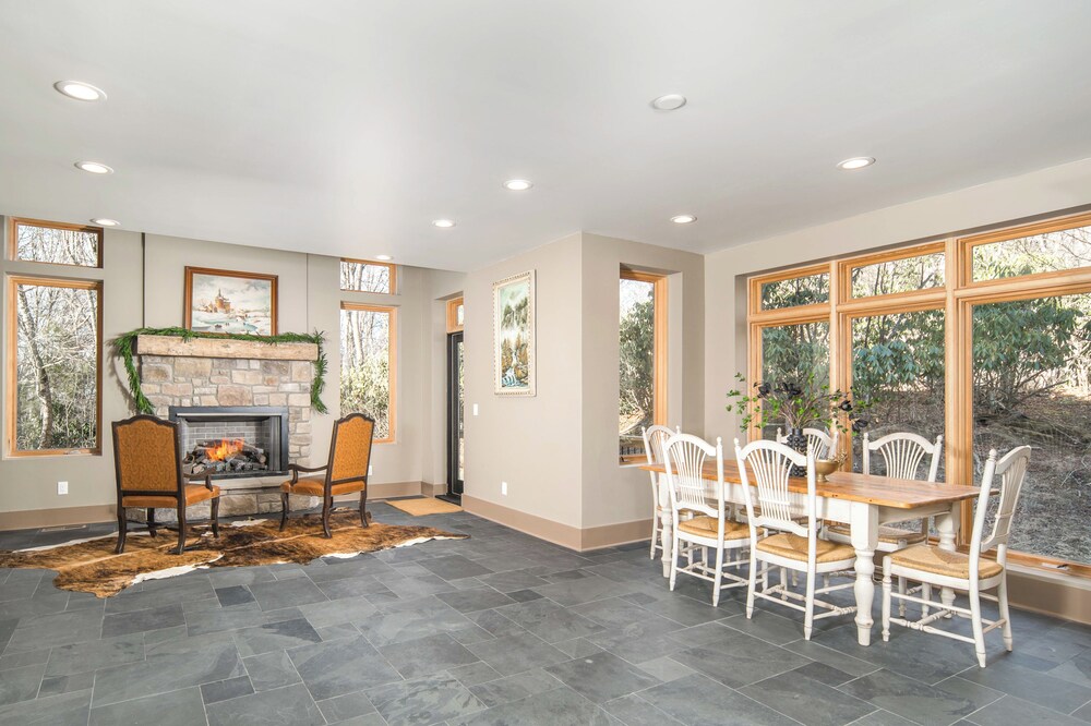 2 Mi to Beech Mtn Resort! 8,000-sq-ft Luxe Escape