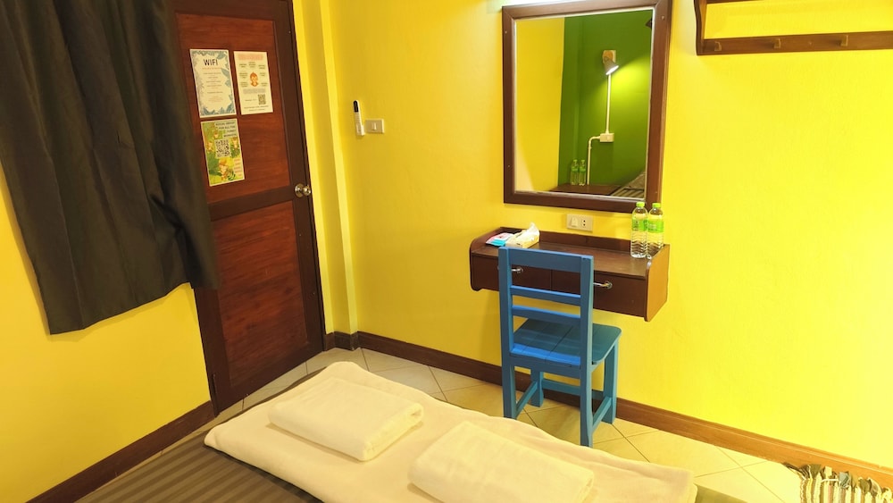 THE FUNKY MONKEY HOSTEL - 18 to 40 only