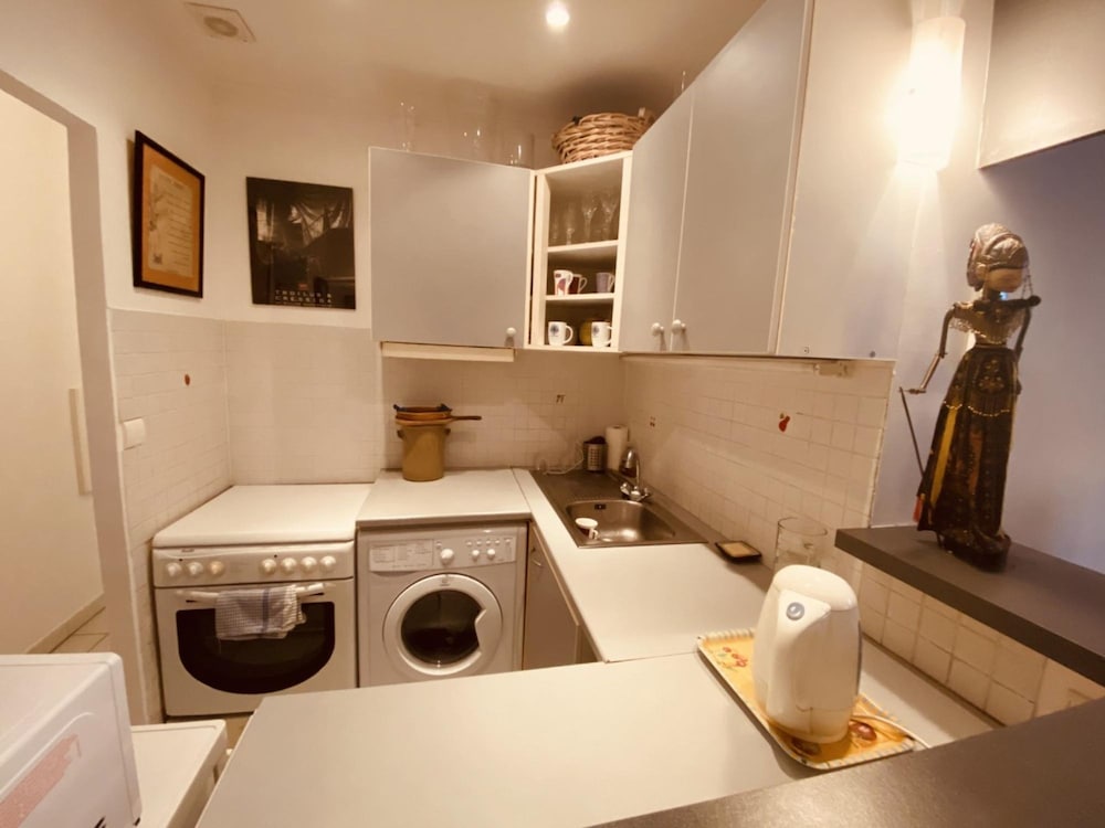 2 Bedroom Apartment in the Heart of Cannes air Conditioning Easy Walk to the Palais des Festivals - 2015