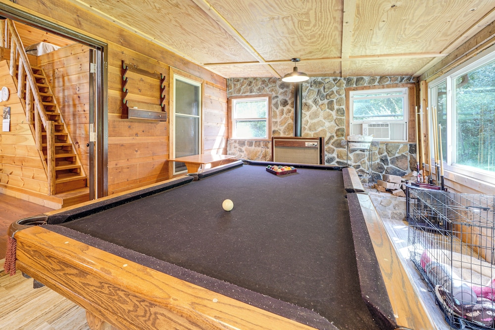 Rustic, Woodsy Cabin in Palestine w/ Pool Table!