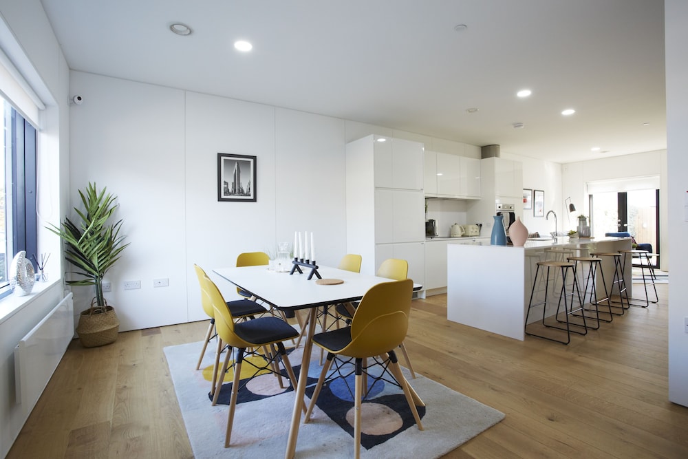 Salford Vacations - Stylish modern home in Manchester city centre with parking - Property Image 1