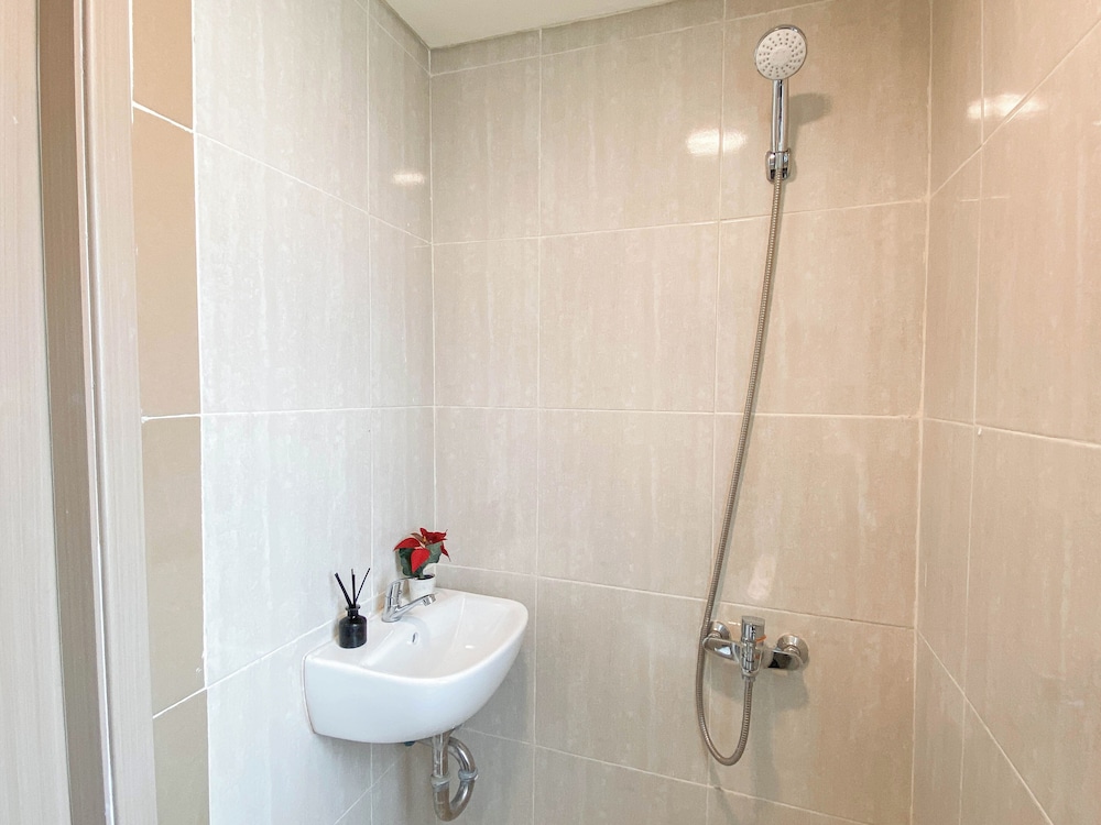 Warm Minimalist Studio Apartment Near Paramadina University At Meikarta