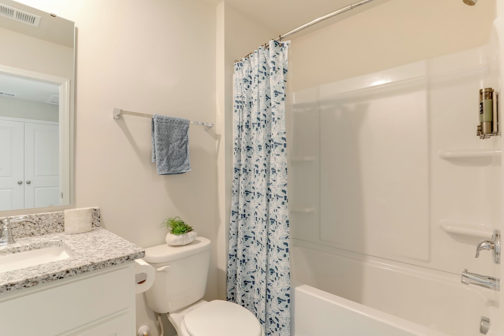 Modern Escape 2 Mi to Surfside Beach Fishing Pier