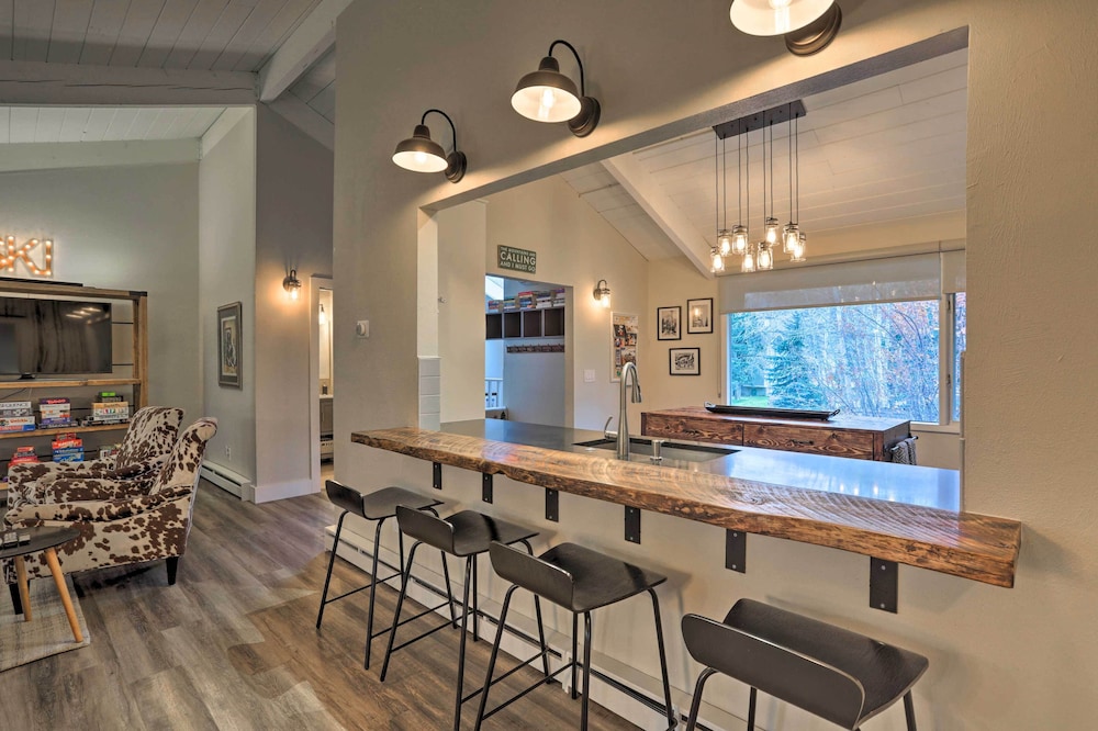 Modern Mountain Escape on Golf Course w/ Hot Tub! - Property Image 7