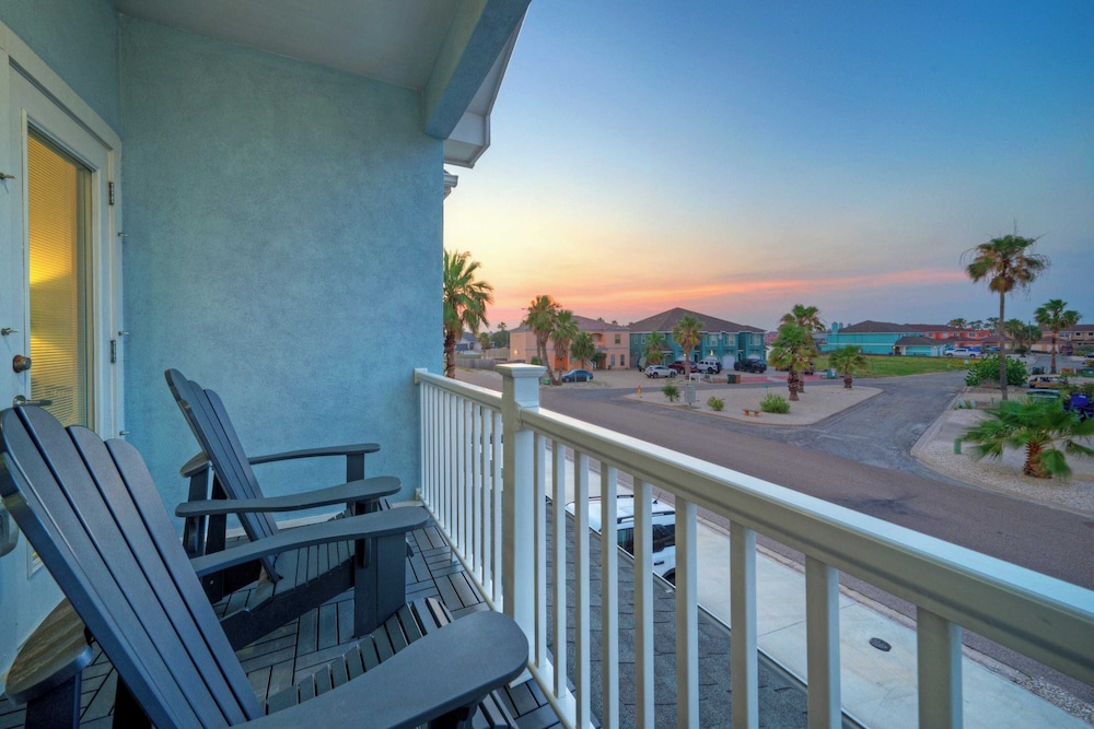 Peaceful Paradise Private Pool, Balcony Views + 5 Mins to Whitecap Beach