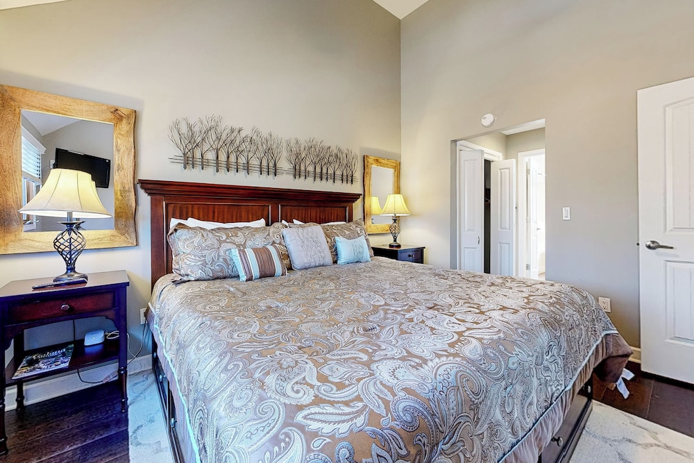 2BR Peaceful Home w/ Pool, Golf, Marina, W & D