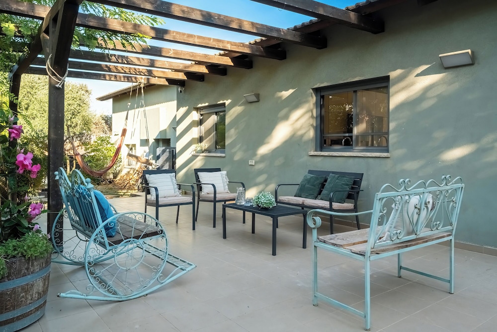 Sunny Hilltop Hideaway by Sea N' Rent