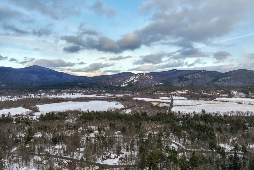 Mtn-view Gem w/ Hot Tub & Fire Pit in North Conway