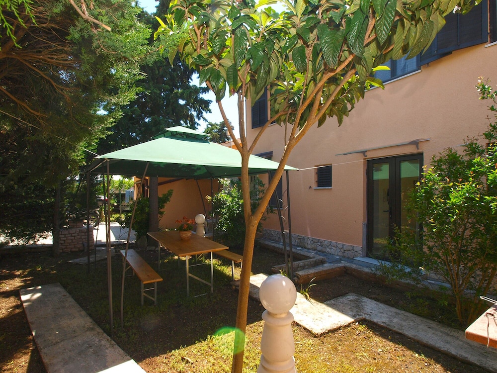 House 747 en Pula — activities & amenities