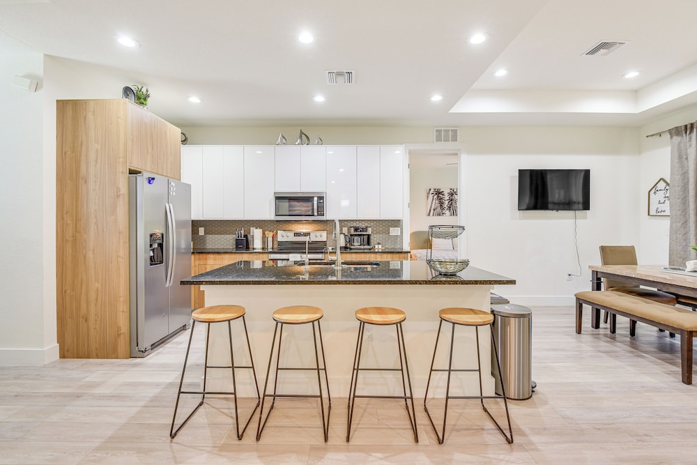 Family-friendly Home: 8 Mi to Warm Mineral Springs