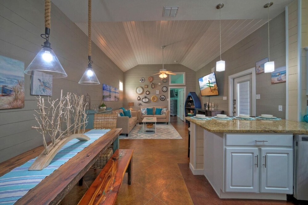 Shared Resort-style Pool, Playground, Patio w/ Bar Tidal Times by Avantstay