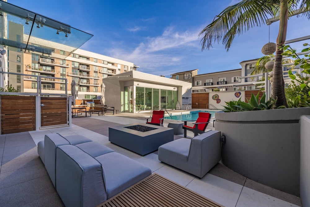 @marbella Lane - Chic 2BR Penthouse w/ Ocean Views